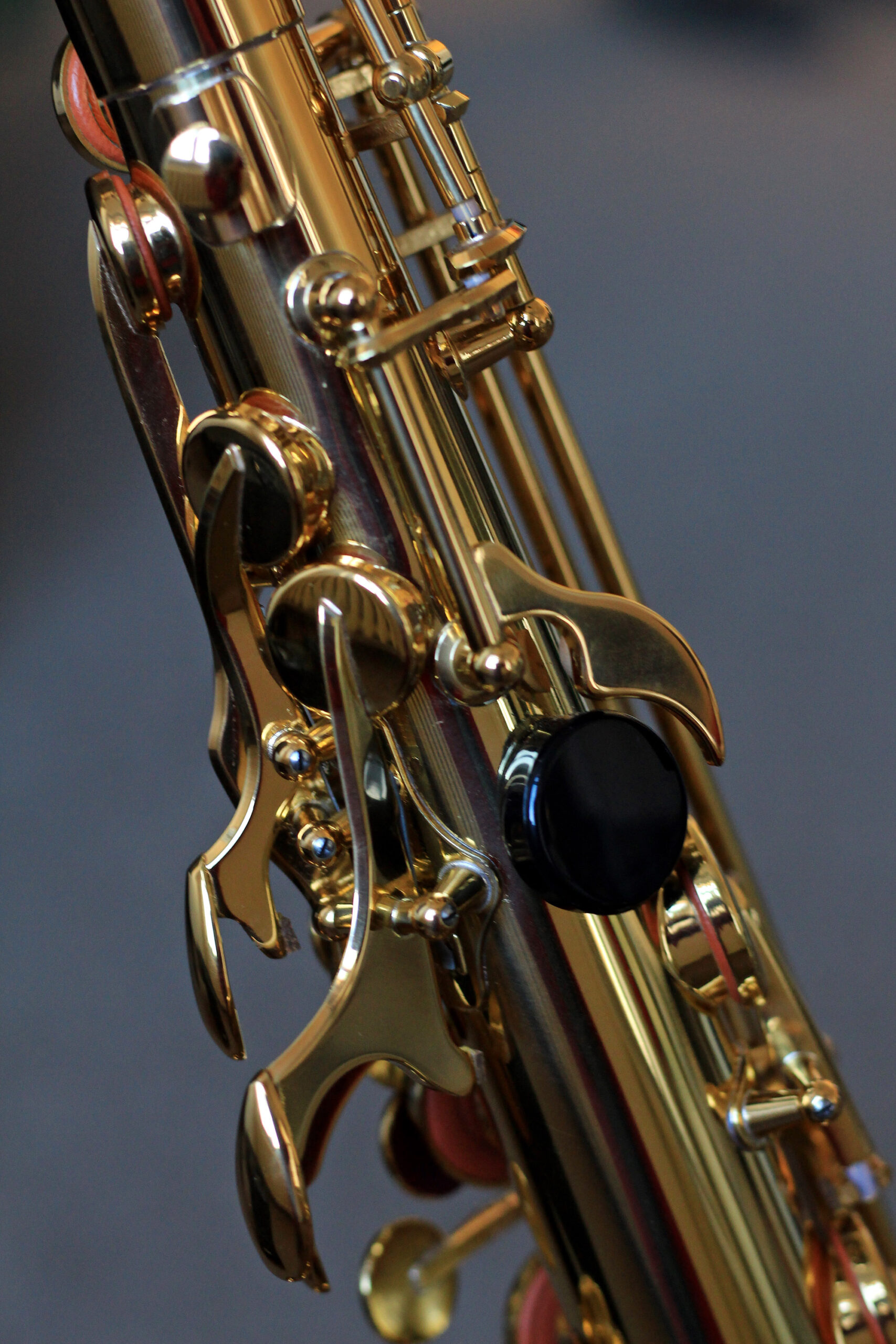 Deteilansicht der Klappen eines Saxophons